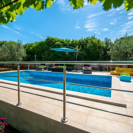 Semesterbostad Mara *