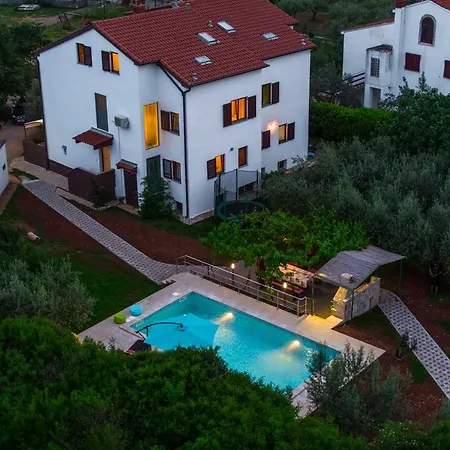 Mara Holiday home *